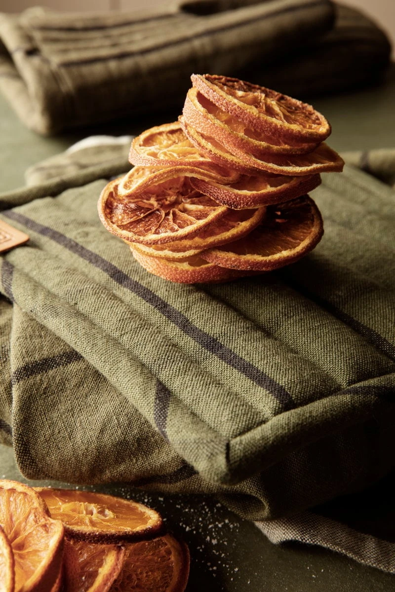 Ferm LIVING Hale Oven Mitt, Green - Black 4 Ferm LIVING Hale Oven Mitt, Green - Black - Image 2