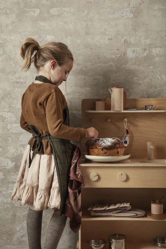 Ferm LIVING Hale Kids Apron, Green - Black 5 Ferm LIVING Hale Kids Apron, Green - Black - Image 3