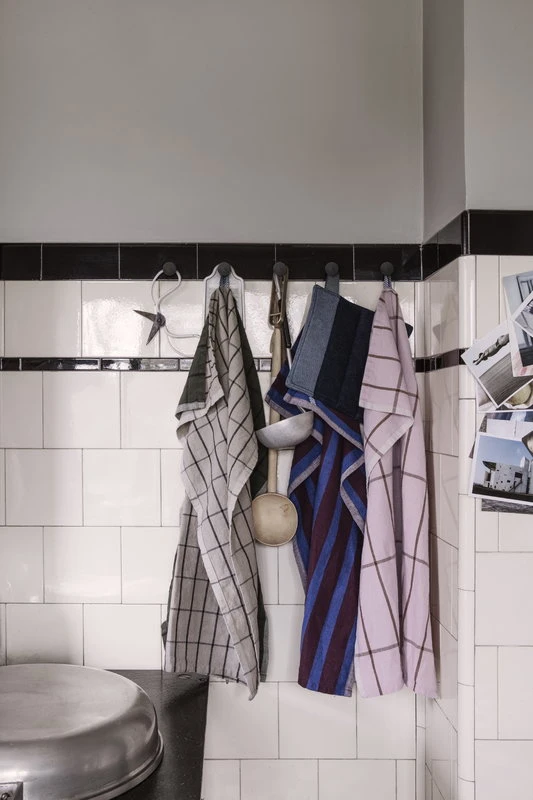 Ferm LIVING Hale Tea Towel, Green - Black 8 Ferm LIVING Hale Tea Towel, Green - Black - Image 6