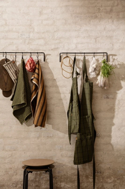 Ferm LIVING Hale Oven Mitt, Sand - Black 4 Ferm LIVING Hale Oven Mitt, Sand - Black - Image 2