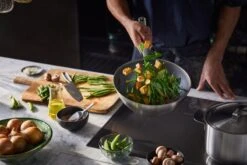 Fiskars All Steel Wok Pan, 28 Cm 12 Fiskars All Steel Wok Pan, 28 Cm -Kitchen Utensils Sale FI Fiskars All steel Wok pan 28cm Action 03