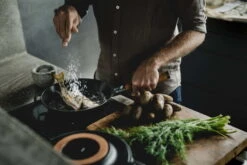 Fiskars Norden Cast Iron Frying Pan, 26 Cm 11 Fiskars Norden Cast Iron Frying Pan, 26 Cm -Kitchen Utensils Sale Fiskars ActionNorden Fryingpan26cm frying fish Hero 1026569