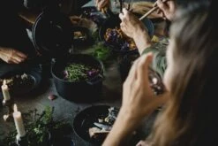 Fiskars Norden Cast Iron Casserole 6 L 12 Fiskars Norden Cast Iron Casserole 6 L -Kitchen Utensils Sale Fiskars Cooking Action Norden Pot 6L sharing dinner 1026566