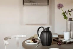 Georg Jensen Bernadotte Thermo Jug, 1 L, Midnight Black 9 Georg Jensen Bernadotte Thermo Jug, 1 L, Midnight Black -Kitchen Utensils Sale GJ AW22 Bernadotte Thermo Jug IMERCO