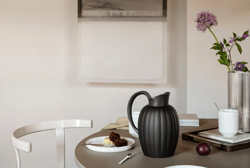 Georg Jensen Bernadotte Thermo Jug, 1 L, Midnight Black 5 Georg Jensen Bernadotte Thermo Jug, 1 L, Midnight Black - Image 4