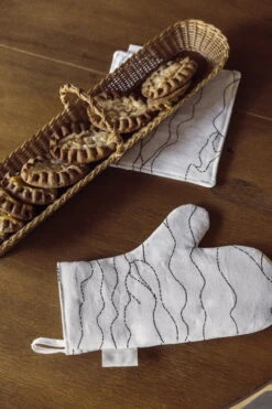 Saana Ja Olli Rakkauden Meri Pot Holder, White - Black -Kitchen Utensils Sale Rakkauden meri Saana ja Olli hi res kuva Suvi Kesalainen 21