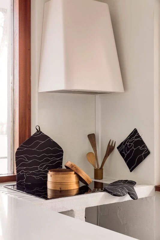 Saana Ja Olli Rakkauden Meri Tea Cozy, Black - White 5 Saana Ja Olli Rakkauden Meri Tea Cozy, Black - White - Image 3