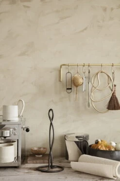 Ferm LIVING Curvature Paper Towel Holder, Black Brass -Kitchen Utensils Sale fermLIVING AW21 CurvaturePaperTowelHolderBlackBrass PetiteSaltSet MergeTrivetMocha image