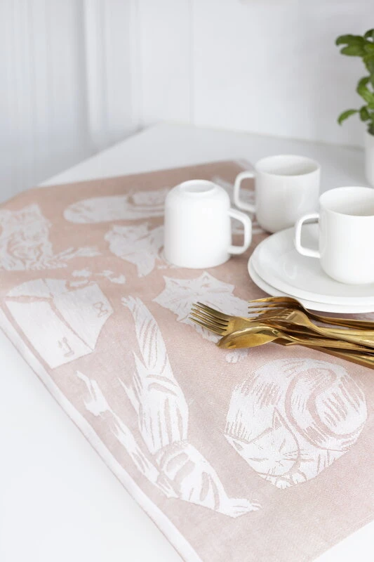 Lapuan Kankurit Kissanpäivät Hand Towel, White - Cinnamon 5 Lapuan Kankurit Kissanpäivät Hand Towel, White - Cinnamon - Image 3